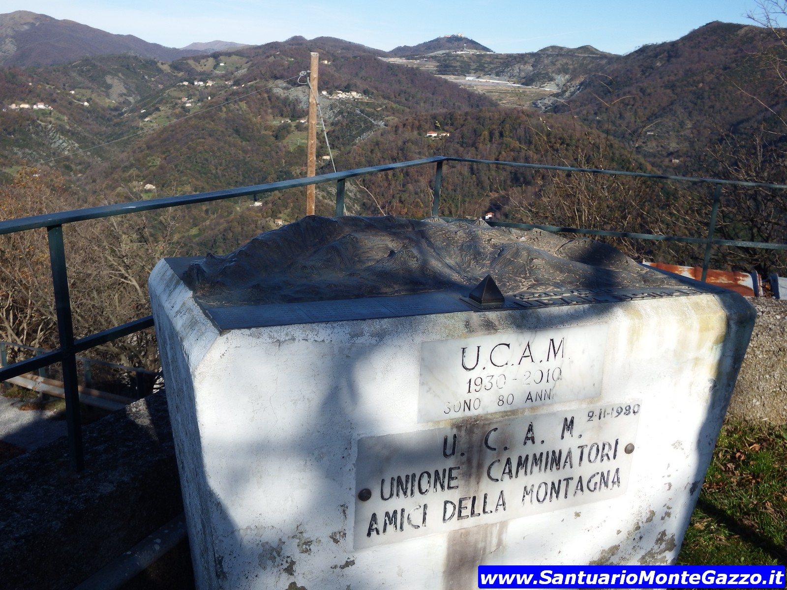 Bronzo che ricostruisce panorama dal Monte Gazzo